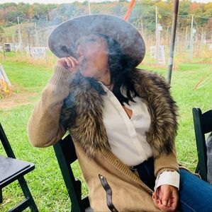 Meet your Posher, Iris